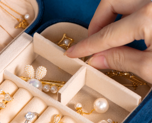Medium Rectangle Velvet Jewelry Storage Box Ring Holder | Traveller